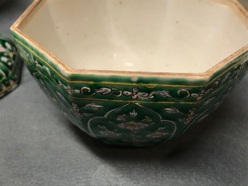 Une paire de bols couverts en porcelaine de Chine de style Bencharong pour le march&eacute; thai, 19&egrave;me